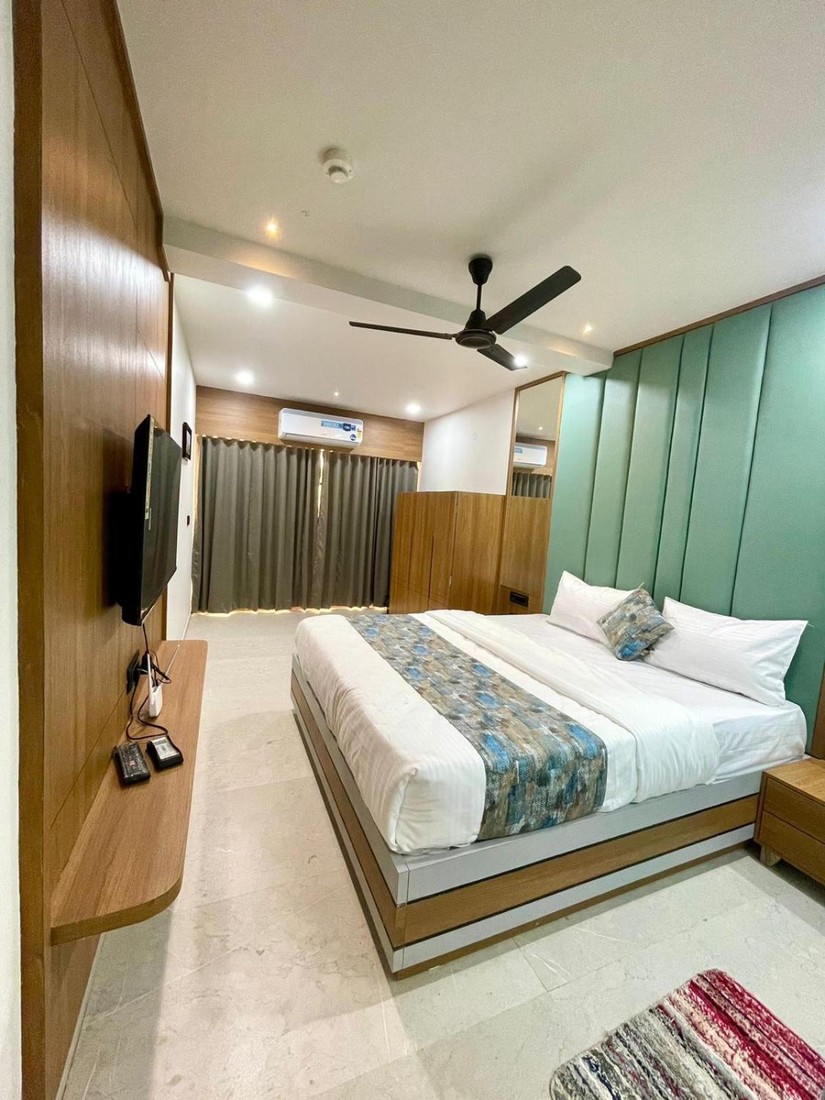 Hotel Royal Elite Rajkot Exterior photo